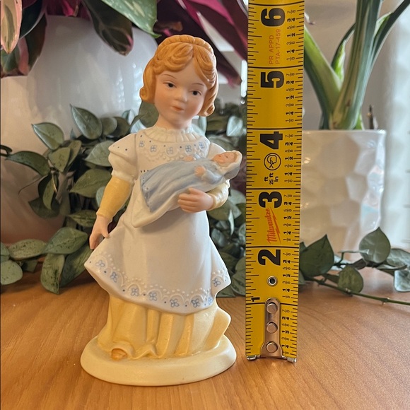Avon Vintage Porcelain Figurine “A Mothers Love” 1981” EUC - Picture 6 of 8